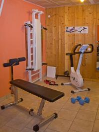Trainingsgeräte im Fitnessraum
